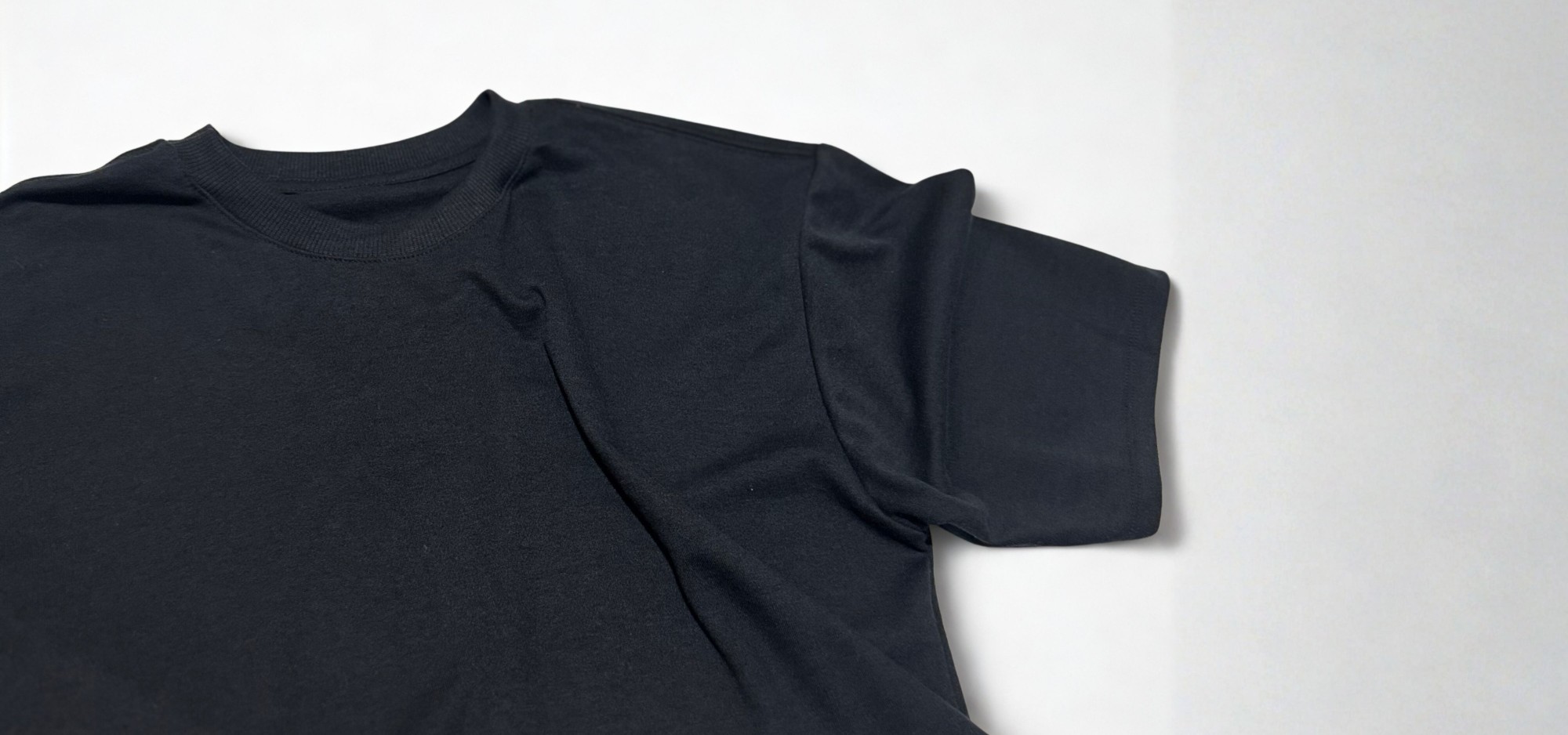 Camiseta oversized preta dobrada, tecido encorpado