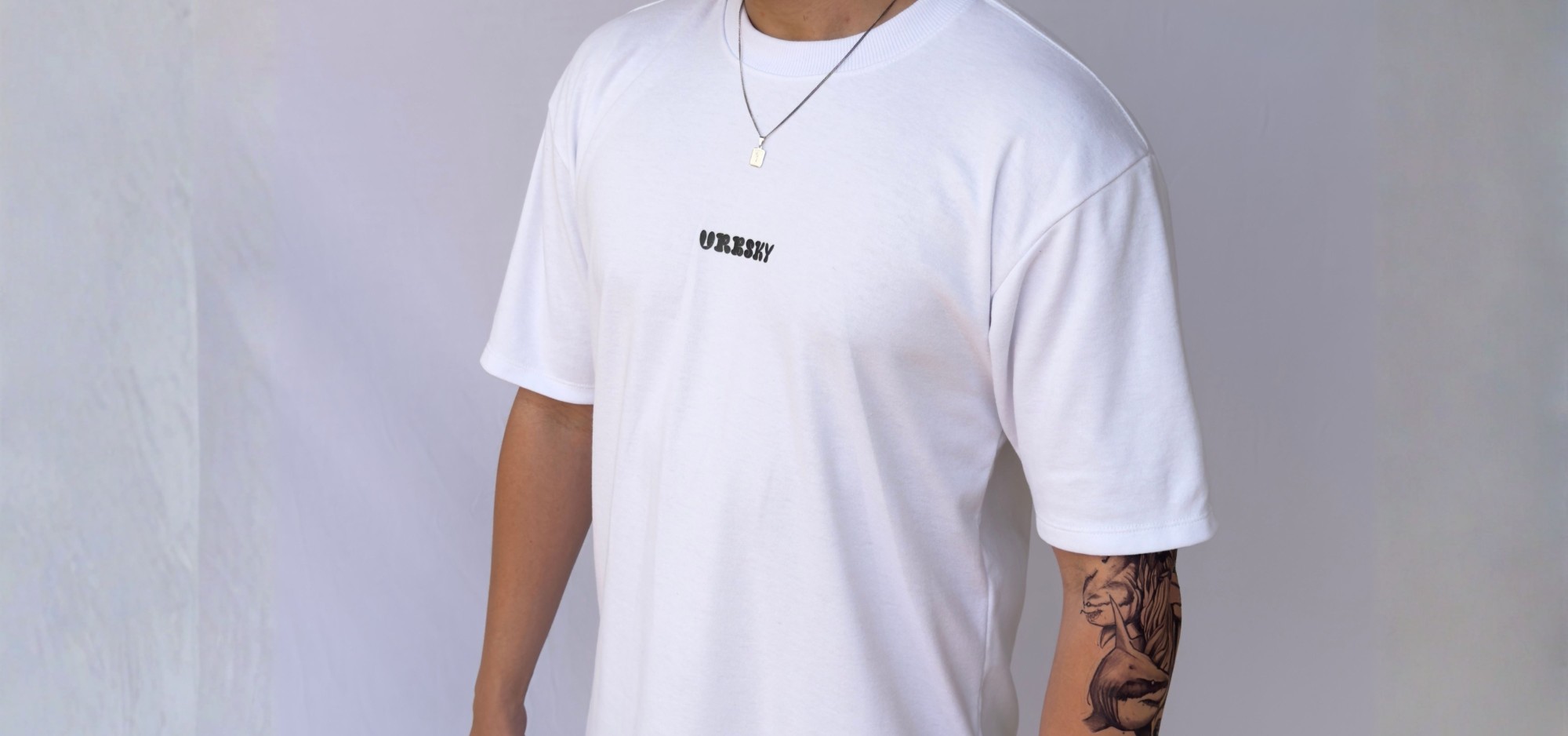 Modelo vestindo camiseta oversized branca URBSKY